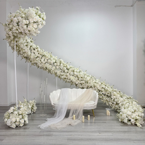 Fleurs artificielles en soie, y compris des roses blanches et des hortensias, disposées comme un décor de fond - Product Image 1