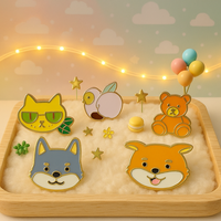 Emblemi in Metallo Personalizzati con Tema Animali Cartoon Kawaii per Produttori OEM, Ideali per Abbigliamento e Borse