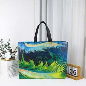 Achetez des sacs à main en tissu non tissé de taille moyenne personnalisables et des sacs cadeaux pliables - Product Image 4