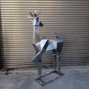 Sculpture géométrique contemporaine en acier inoxydable représentant un cerf pour projets d'<span class=keywords><strong>art</strong></span> résidentiel et public haut de gamme - Product Image 2