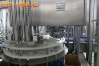 Automatische bier- en koolzuurhoudende drankenblikvulfmachine voor aluminiumblikken met tegen-druk vulling en sluiting