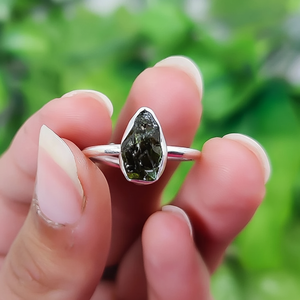 Anillo de piedra cruda de turmalina verde Plata de Ley 925, anillo ajustable de piedras preciosas, joyería al por mayor a granel, precio bajo para startups - Product Image 1