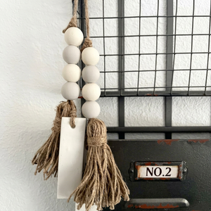 Décoration murale minimaliste en macramé avec perles en bois et pompons en corde naturelle, étiquette 'Non Occupé', pour la décoration intérieure et l'accentuation du salon - Product Image 1