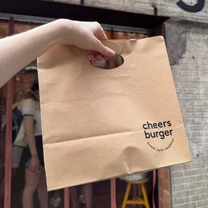 Sacs en papier kraft jetables écologiques et recyclables, conçus sur mesure avec poignées découpées pour l'emballage des hamburgers - Product Image 3