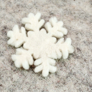 Decoraciones Navideñas de Copos de Nieve Blancos de Lana Hechos a Mano de 7 cm al por Mayor - Adornos de Guirnalda DIY para Regalos de Fieltro y Hilo - Product Image 5