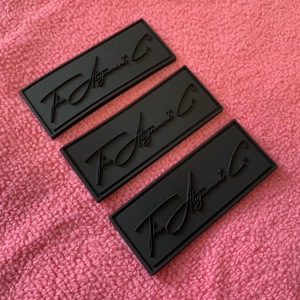<span class=keywords><strong>Forma</strong></span> regolare <span class=keywords><strong>marchio</strong></span> goffrato logo in gomma nera Patch, impermeabile tutto lo stesso colore PVC etichetta <span class=keywords><strong>di</strong></span> gomma per nastri - Product Image 1