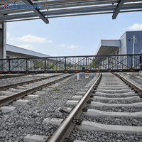 Portail coulissant cantilever peu encombrant avec fonctionnement à glissement latéral pour allées, zones de stationnement, usines et véhicules à circulation restreinte