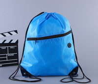 Herbruikbare zachte nylon rugzak met trekkoord en ritsvak, geschikt voor schoenen, school en sport.