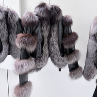 Veste en fourrure noire courte sur mesure, avec bandes de manches en renard argenté gaufré façon croco, pour femmes