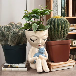 Nouveau <span class=keywords><strong>pot</strong></span> <span class=keywords><strong>de</strong></span> fleurs créatif en résine en forme <span class=keywords><strong>de</strong></span> fille tenant un chien ou un chat, idéal pour la décoration <span class=keywords><strong>de</strong></span> la maison, du jardin, du salon ou du bureau. - Product Image 3