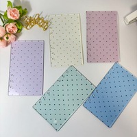 Protège-documents à feuilles mobiles en acrylique transparent rose A6, avec intercalaire rigide rayé pour carnet de notes, et clip de fixation pour pages intérieures à anneaux.