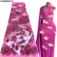 Applique brodée main en tissu dentelle 3D romantique, ornée de plumes fuchsia, de perles et de strass, motif paon brillant pour robe de mariée