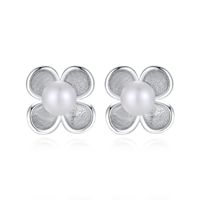 Vente en gros de boucles d'oreilles à clous en argent 925 plaqué or, motif trèfle à quatre feuilles, serties de perles d'eau douce, cadeau de mariage pour femmes