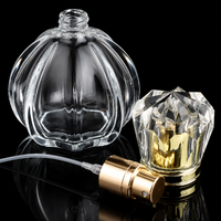 Flacon de parfum en verre haute transparence avec pulvérisateur à pompe, design robuste et lisse, affiche parfaitement la couleur originale du parfum