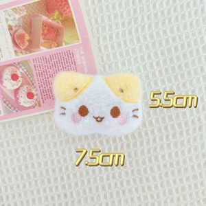 Peluches emoji chat neuves en stock - accessoires de dessin animé de style japonais, décorations et jolies pinces à cheveux pour enfants - Product Image 1