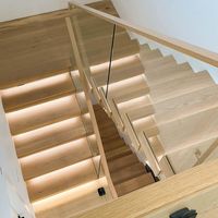 Escalier droit flottant moderne personnalisable pour intérieur, à marches ouvertes, gain de place, mural, en métal, avec finition de rampe en verre