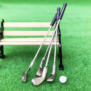 1:12 Accessoires pour <span class=keywords><strong>maison</strong></span> de poupée en métal Simulation miniature 4 clubs de golf + 1 balle de golf accessoires pour <span class=keywords><strong>maison</strong></span> de poupée <span class=keywords><strong>jouet</strong></span> - Product Image 2