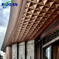 Plafond suspendu en aluminium en forme de losange sur mesure - Panneaux acoustiques perforés pour bar restaurant