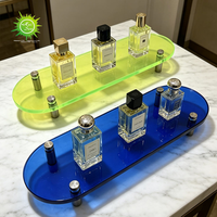 Présentoir en acrylique en gros avec supports métalliques, support de présentation ovale moderne pour bijoux et parfums en magasin