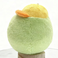 Fabricant de jouets en peluche d'anime personnalisé personnage de dessin animé poupée verte en peluche tenant des jouets en peluche de basket-ball