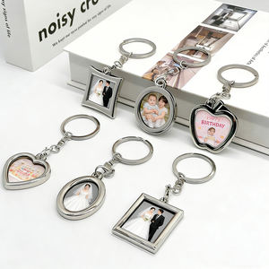 Porte-clés en alliage métallique personnalisés avec cadre photo en forme de cœur/pomme pour cadeaux de mariage et d'amour - Product Image 4