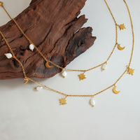 Collier ras du cou tendance en acier inoxydable 316L plaqué or PVD 18 carats avec pendentif étoile et lune en perle d'eau douce et chaîne fine