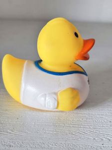 Canard en caoutchouc de dessin animé personnalisé pour la Coupe de football 2026, jouet de bain pulvérisateur d'eau en plastique et vinyle, promotionnel, vente en gros - Product Image 2