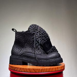 Bottes à lacets pour hommes en cuir de buffle faites à la main avec larges sangles, talons hauts, semelles épaisses, style sombre, chaussures tendance pour l'hiver et l'automne - Product Image 2