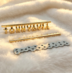 Étiquette métallique gravée en alliage de zinc pour robes et vêtements, étiquettes métalliques personnalisées en gros pour tenues de cérémonie - Product Image 2