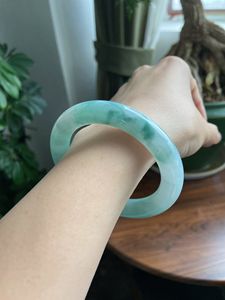 Bracelet en jadéite émeraude birmane LUMINLU, naturel, unique, aux nuances vertes, texture lisse et fraîche, pour femme - Product Image 5