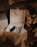 Boîte à parfums blanche mate en papier gaufré, emballage de luxe pour soins de la peau, boîte cadeau pour huiles essentielles pour bébé avec pompon perlé fait main