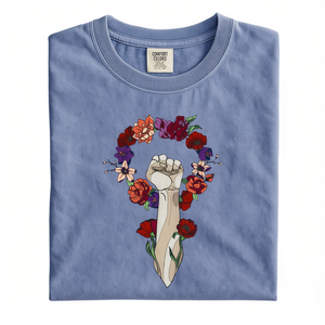 T-shirt Comfort Colors unisex in cotone con design floreale a forma di pugno, regalo femminista per la Giornata Internazionale della Donna - Product Image 1