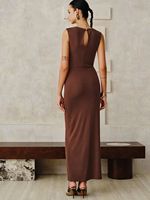 Robe longue marron sans manches pour femme avec détails dorés et taille froncée, idéale pour les soirées formelles