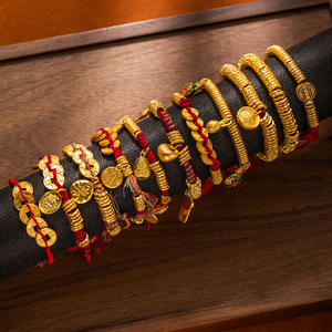 <span class=keywords><strong>Bracelet</strong></span> en or alluvial de style chinois, fil torsadé, méthode ancienne, avec plaque du Dieu de la Richesse dorée et cordon rouge - Product Image 1