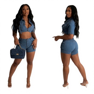 Conjunto de 2 piezas de shorts de mezclilla sólida para mujer con bolsillos, top sin mangas con cuello halter, ajuste ceñido, estilo casual para primavera/verano, por encima de la rodilla - Product Image 3