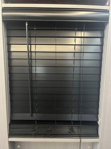 Persianas Horizontales de Imitación Madera Negras de Lujo de 2 Pulgadas, Inalámbricas, Impermeables, Diseño Moderno para Baño o <span class=keywords><strong>Comedor</strong></span> - Product Image 2