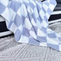 Plaid doux et moelleux à carreaux blancs et violets, en microfibre 100% polyester, fil de plumes tricoté, pour canapé, fauteuil ou chaise.