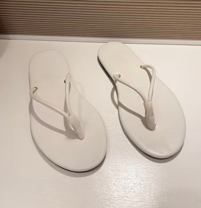 Chanclas de piel de cordero color rosa nude para verano, con tiras finas y sencillas, estilo casual para vacaciones, con suela en forma de V - Product Image 4