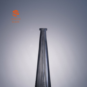 Botella de Vidrio Cónica Alta de 700 ml, Color Gris Ahumado, Apta para Envasar Licores de Alta Gama como Vodka, Ginebra y Whisky - Product Image 3