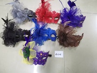 Masque pour les yeux de carnaval avec plume et fleur