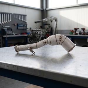 Convertitore Catalitico CSZ 200 Celle con Downpipe per <span class=keywords><strong>Porsche</strong></span> <span class=keywords><strong>Macan</strong></span> GTS 2.9T 2020+ Collettori di Scarico con Scudo Termico - Product Image 2