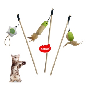 Varita de madera para gatos con juguete de tela, pluma y campana - Product Image 1