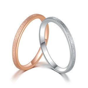 Bague de baseball simple en acier inoxydable pour femme, plaquée or 18 carats, finition givrée, style drama coréen tendance, vente en gros fabricant - Product Image 4