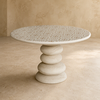 Table à manger ronde en marbre travertin blanc bio, style Japandi de luxe, avec piétement en pierres zen empilées et plateau gravé, pour villa