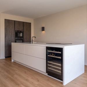 Système de <span class=keywords><strong>cuisine</strong></span> de style scandinave avec îlot blanc mat et armoires en noyer – Aménagement personnalisé pleine taille - Product Image 1