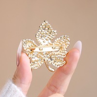 Broche de luxe en cristal et perles, broches personnalisées en forme de fleur dorée, broche feuille de haute qualité pour femme, cadeau