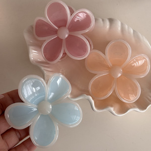 Pince à cheveux en forme de fleur à cinq pétales colorée en gelée douce, accessoire capillaire d'été en plastique - Product Image 2