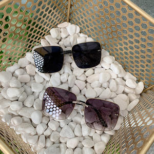 Lunettes de soleil carrées D2 60231 avec chaîne en métal doré, protection UV pour femmes, tendance et élégantes, protection solaire pour les voyages et la conduite - Product Image 1