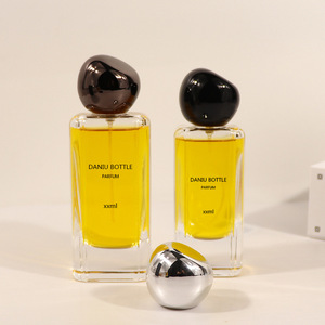 Vente en gros de flacons de parfum en verre transparent carrés de 50 ml, flacons cosmétiques vides à clipser, emballage en boîte - Product Image 5