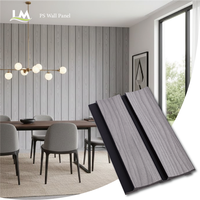 Panneaux rainurés imperméables en charbon de bois PS pour des décors de salon sophistiqués et des accents de plafond sans joint
